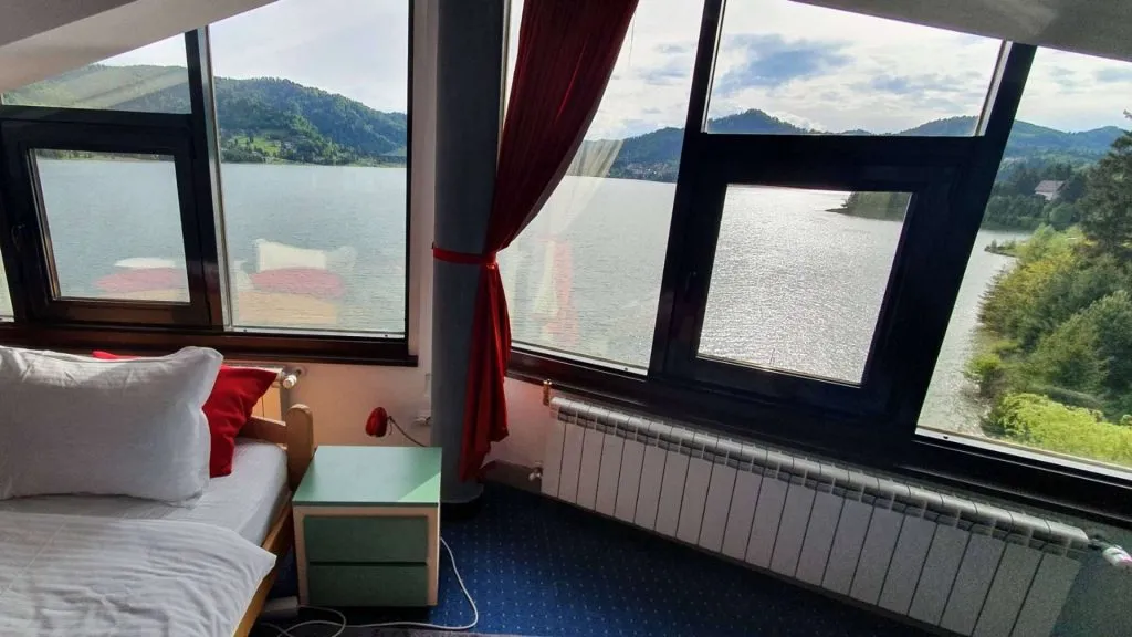 Cazare pe malul lacului colibita cu vedere la lac din toate camerele.