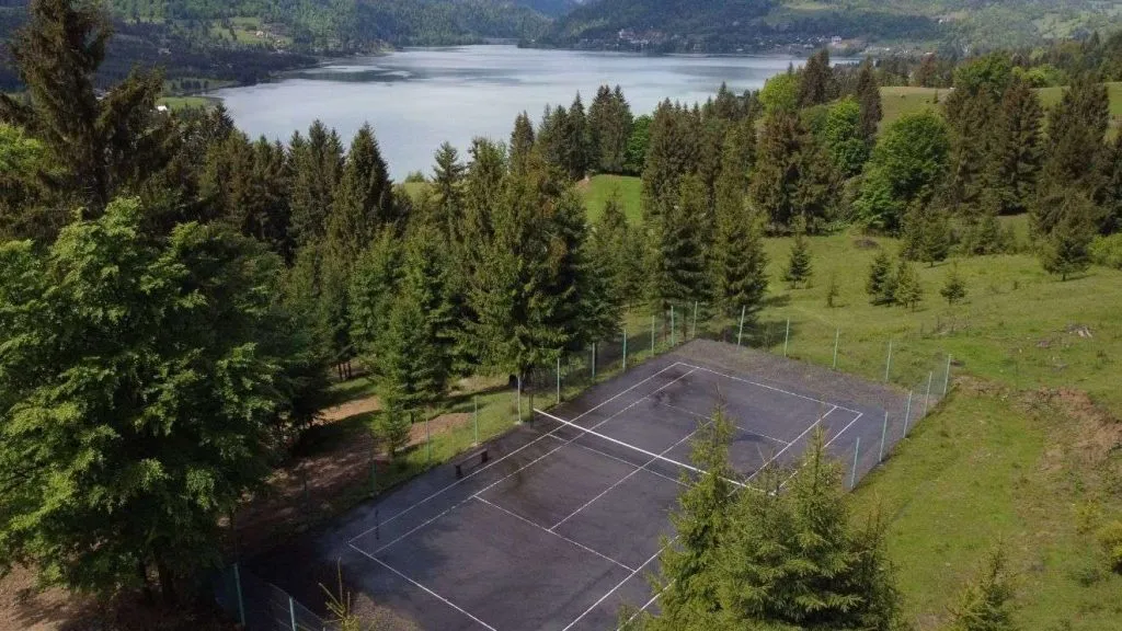 Cazare cu terne de tenis colibita