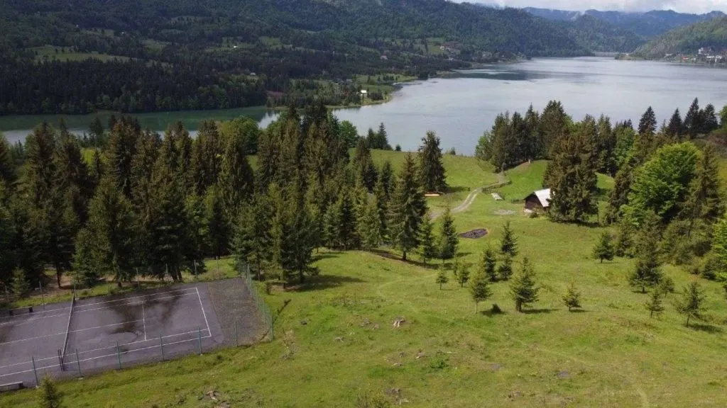 Cazare in inima padurii la Colibita, cu acces imediat la lac
