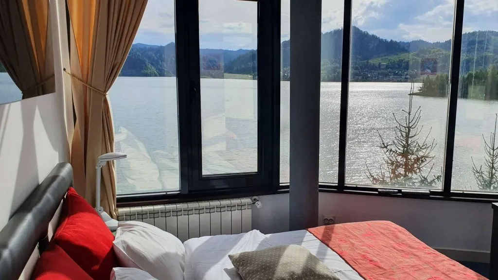 Cazare pe malul lacului colibita cu vedere la lac din toate camerele.