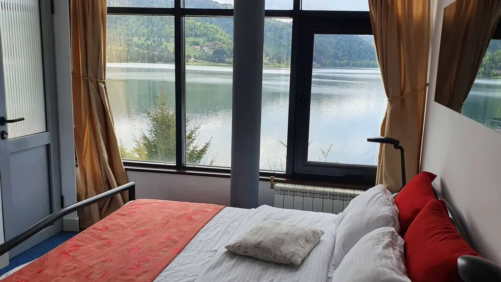 Cazare cu vedere la lac din toate camerele Colibita Vila Franceza