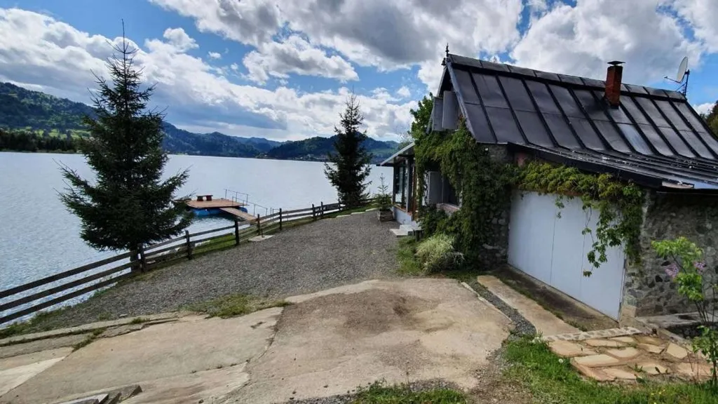 Cazare la malul lacului Casa Pescarului Colibita