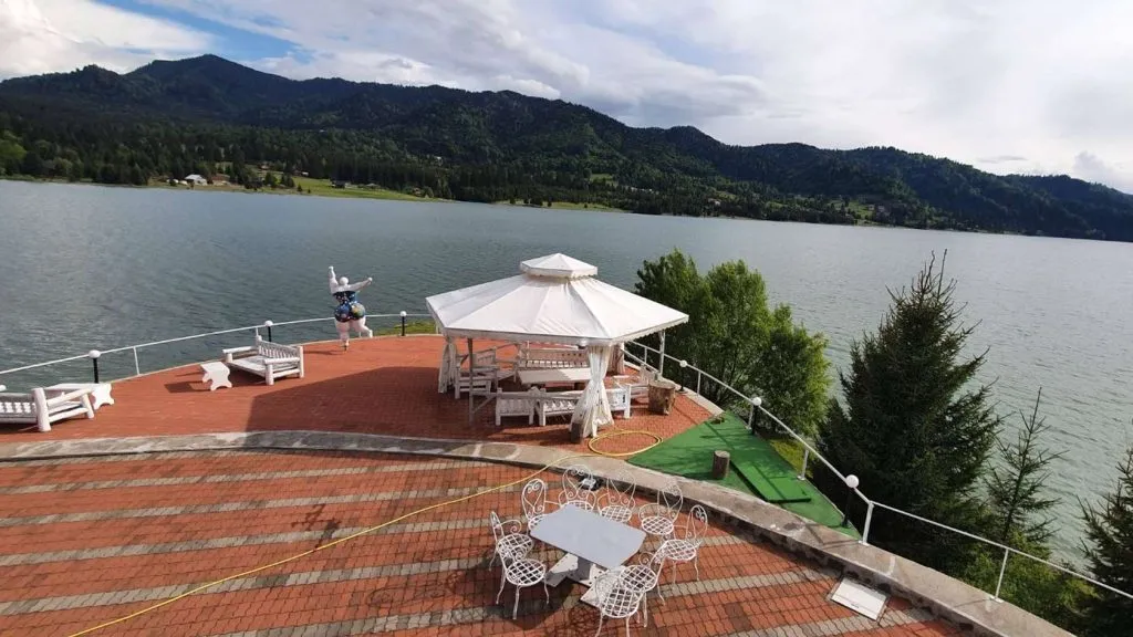 Cazare pe malul lacului colibita cu vedere la lac din toate camerele.