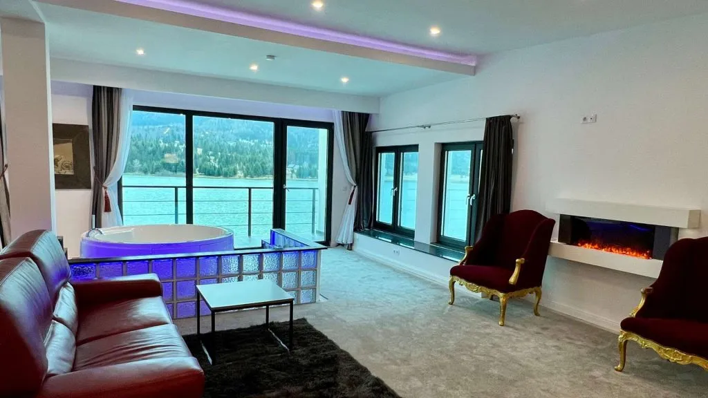Apartamente reinventate. Vedere de vis langa lac.