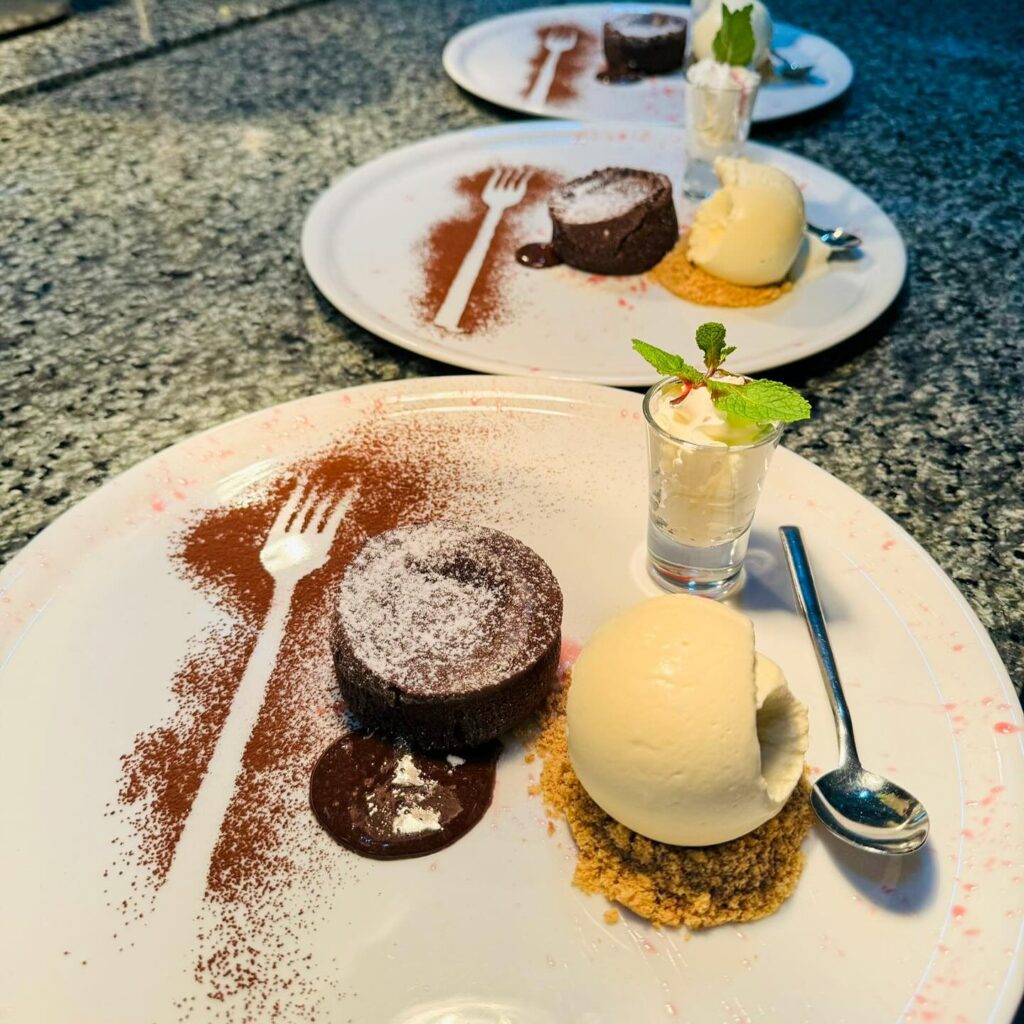 desert lava cale la restaurantul Roser House Colibita